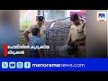 വഴി തുറന്നു തരണം: പൊലീസ് ബാരിക്കേഡുകൾക്ക് ന്യായം? 🚓