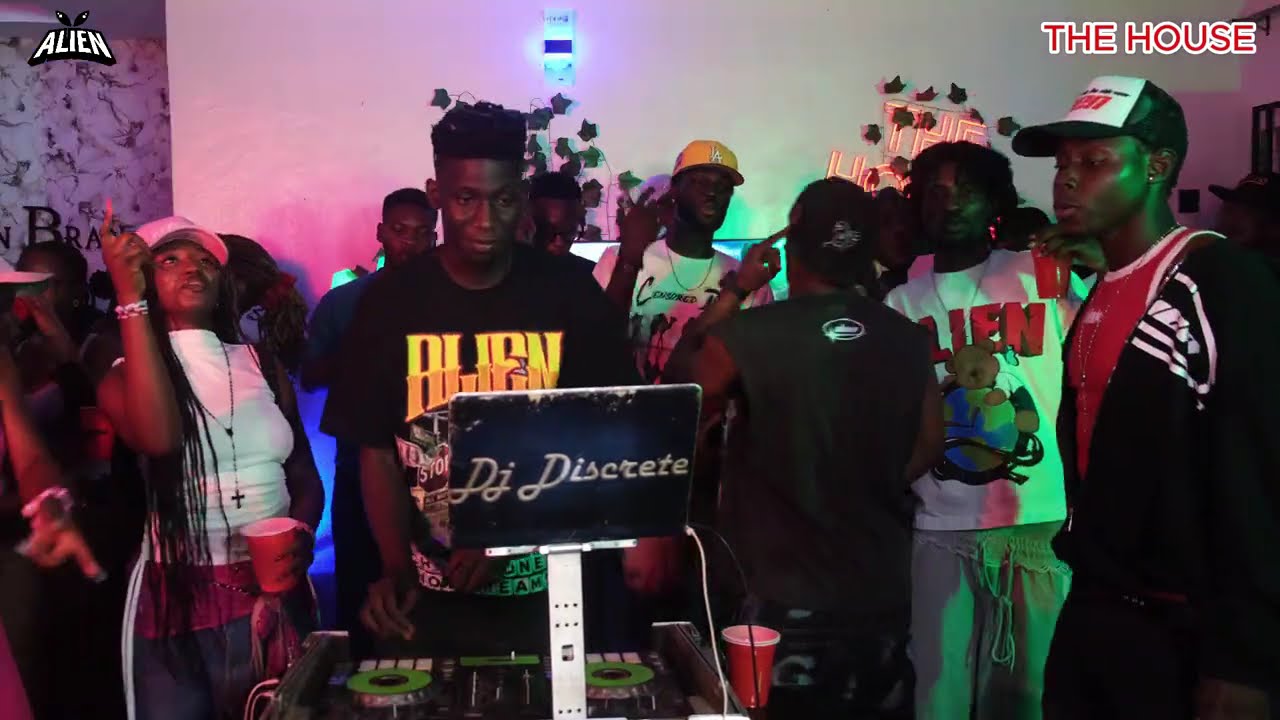 ALIEN IN THE HOUSE MIX WITH DJ DISCRETE