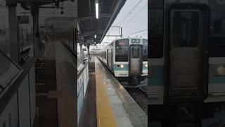 JR東日本長野支社の大糸線の豊科駅に幕式普通松本行きが豊科駅に到着する