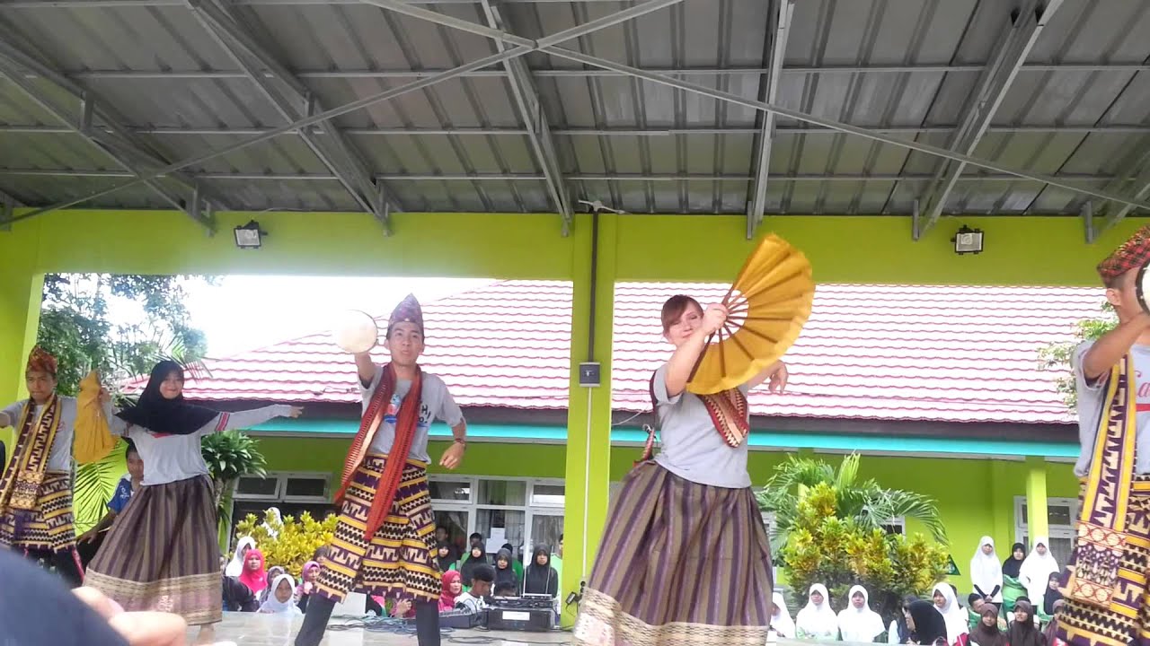 [AIESECUnila_YouthCanDo] Bedana Dance in Man1 Bandar Lampung, Indonesia
