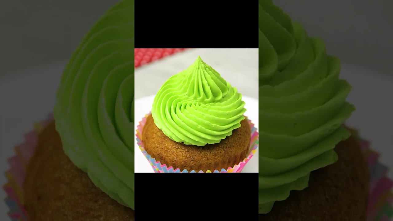 I tried VIRAL Tiktok GREEN Cupcake Hack & it WORKS  #cupcake #shorts #hooplarecipes