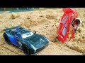 Lightning McQueen und Storm fahren ein Rennen. Spielzeugautos aus Cars 3.