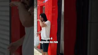 Paparazzo flagra astro comendo frango e limpando a boca.