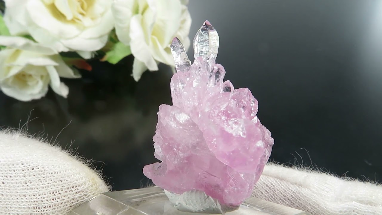 ブラジル ミナスジェライス州 Pitorra claim産 ローズクォーツの結晶