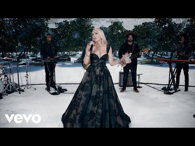 Gwen Stefani - Christmas Eve (Live From The Orange Grove) (Facebook Exclusive)