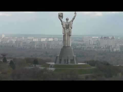 Вид с вертолетной площадки на Днепр, Родину-мать и Киево-Печерскую лавру