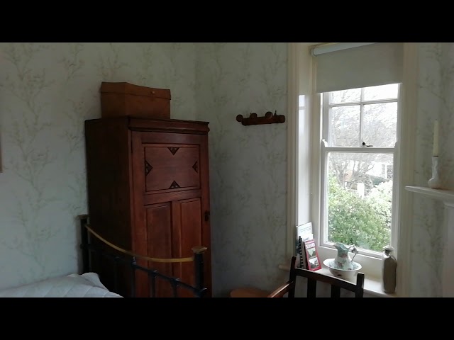 Video 1: Double aspect windows make the bedroom very light