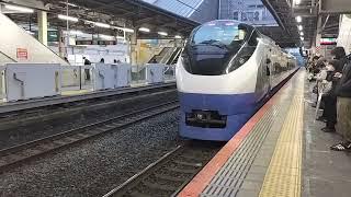 E657系k1編成(フレッシュひたち塗装)が、柏駅3番線を出発する様子。