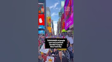 DUIZENDEN mensen komen opdagen om te protesteren tegen Donald Trump in New York City