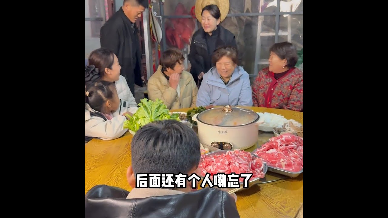 幸福其实很简单，大哥给大嫂买了个手机，大嫂就开心得像个孩子，就像这沸腾的火锅，总要在热辣滚烫里涮过百般滋味，才知道这就是最真实的烟火气