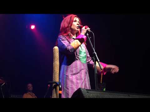 Video: Kate Pierson Neto vrednost: Wiki, poročena, družina, poroka, plača, bratje in sestre