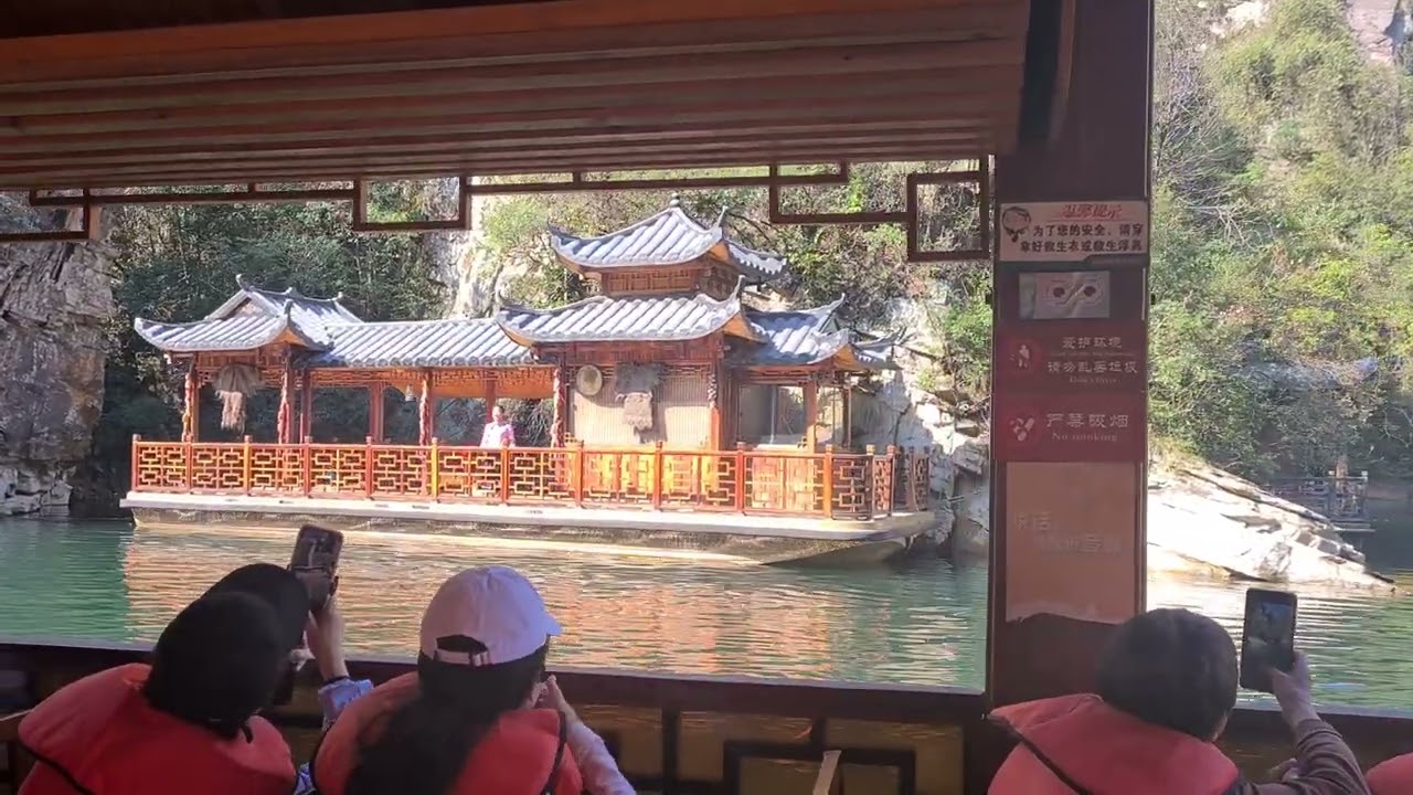 Chanson locale le long du Goddess Stream, Yangtse River, Chine, 2024