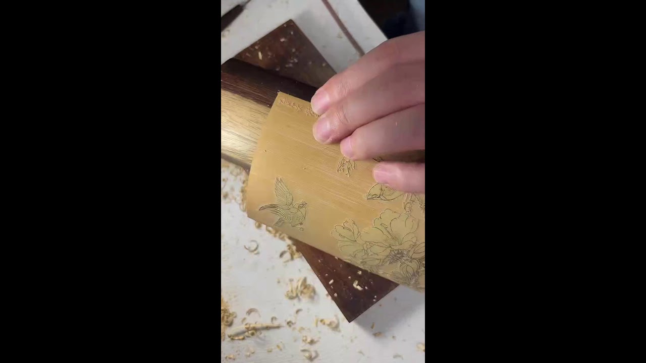 精细木刻雕琢过程:黄杨木上细致雕刻,展现传统木刻技艺与手工雕刻艺术创作的精湛技法 - YouTube