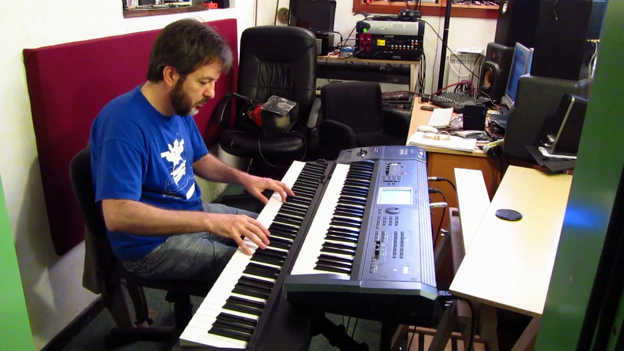 Rocco Tanica suona Plafone al pianoforte