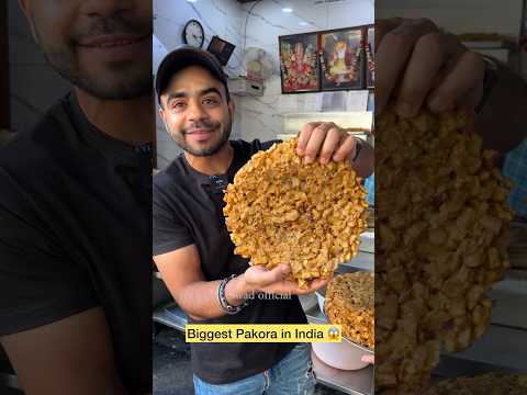 BIGGEST pakora in the world 😍 Aapne ye try kiya he 😱 #shorts #streetfood #explore #food #viral @Swadofficial