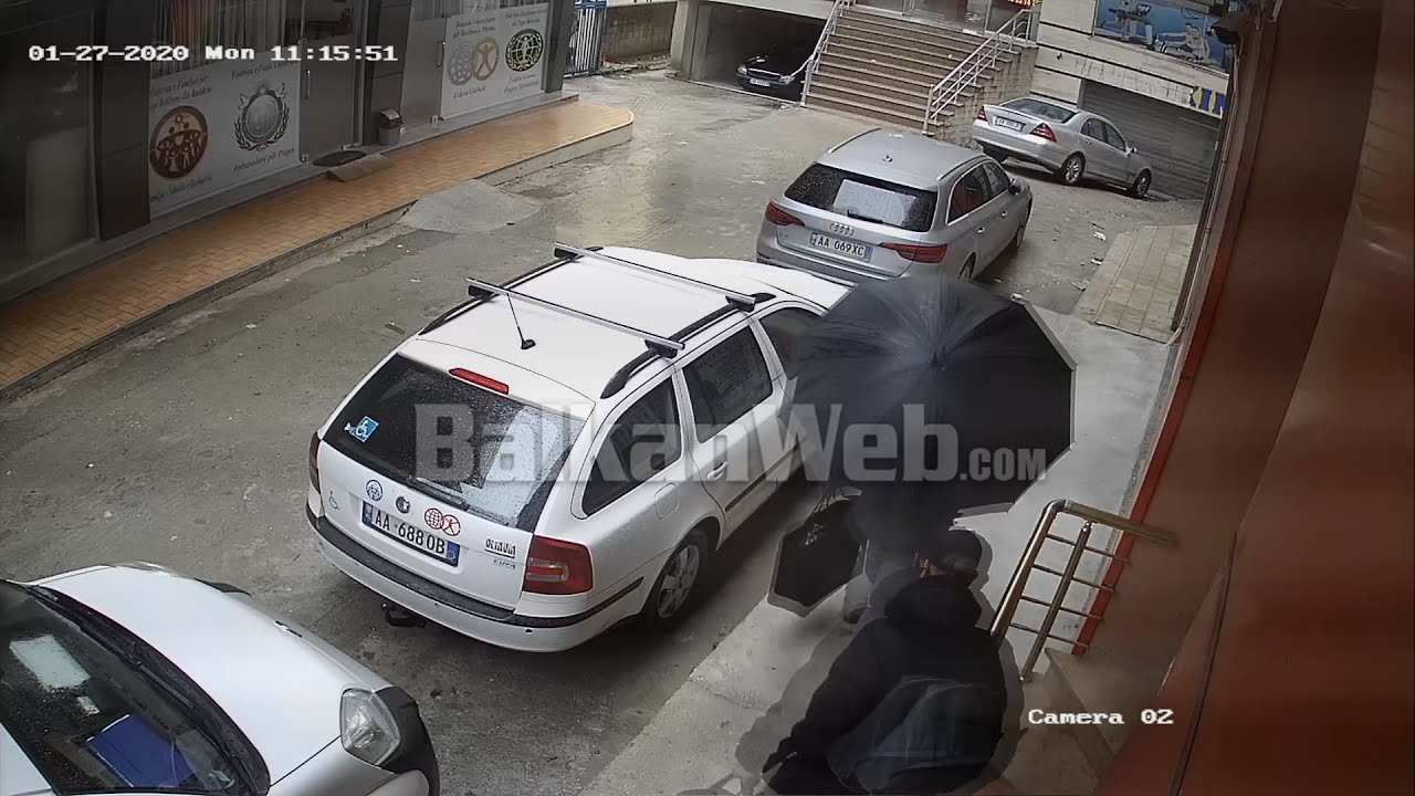 Dalin pamjet e grabitjes në Fier, autorët hyjnë bosh dhe dalin me çantat plot