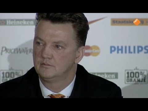 Louis van Gaal in tranen nadat hij opstapt als bondscoach in 2001