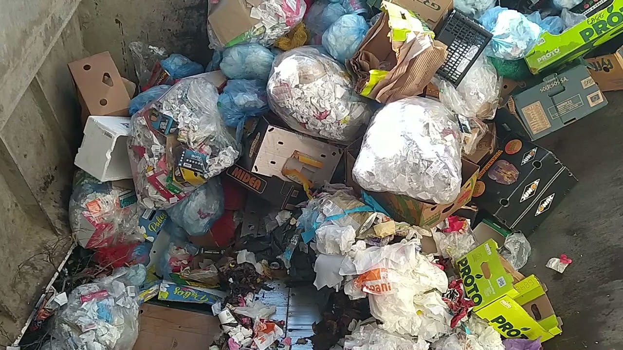 Watch mixed waste compaction at a transfer station under variable hydraulic pressure. #press #waste