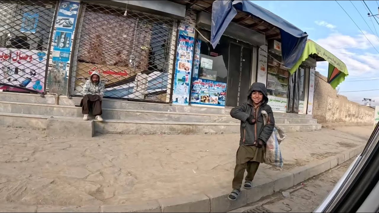 В условиях минусовых температур афганские дети, обутые в шлепанцы, собирали объедки, используя пл...