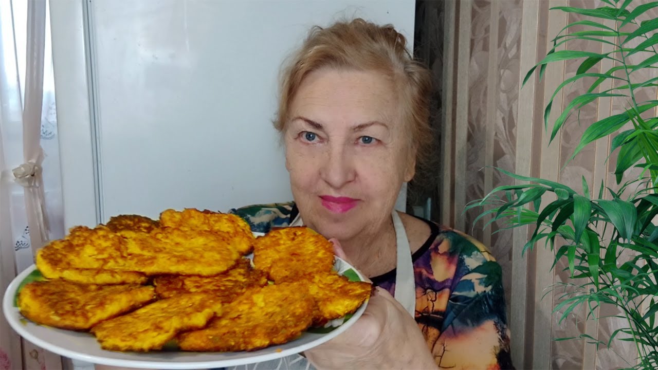 Тыква и стакан овсянки. И получаем без муки и сахара прекрасные оладьи ...