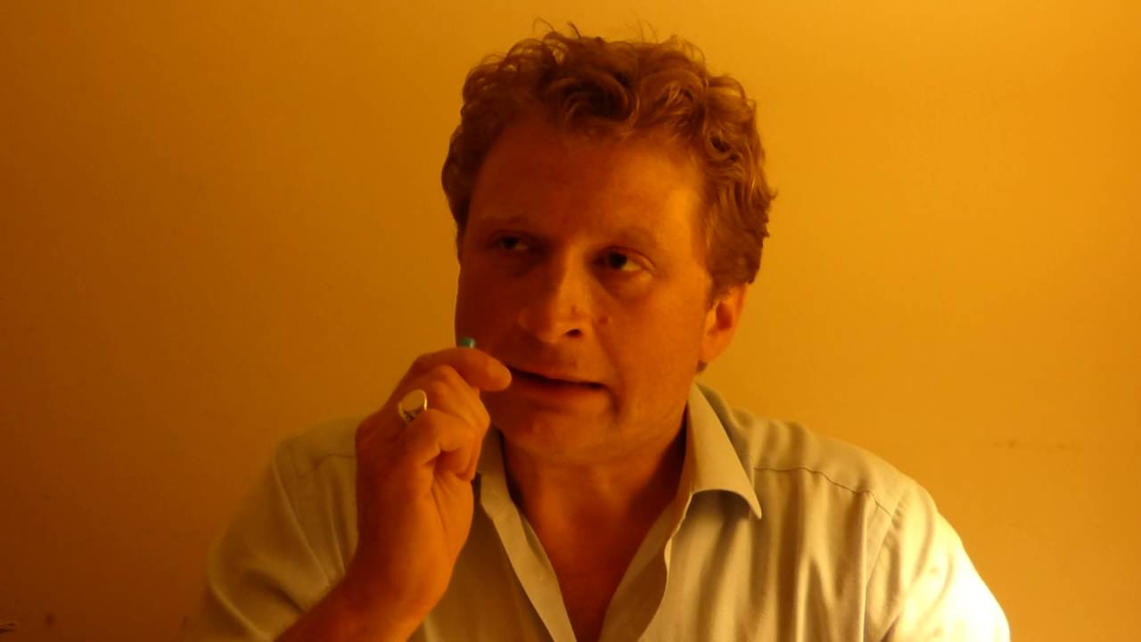 A guy does some amazing carry on impressions! - YouTube