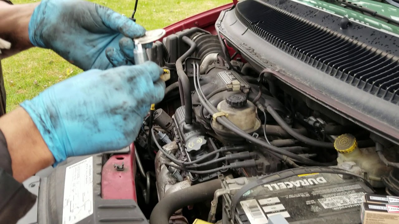 Como cambiar bujias Chrysler town and country 2005 (part 1)