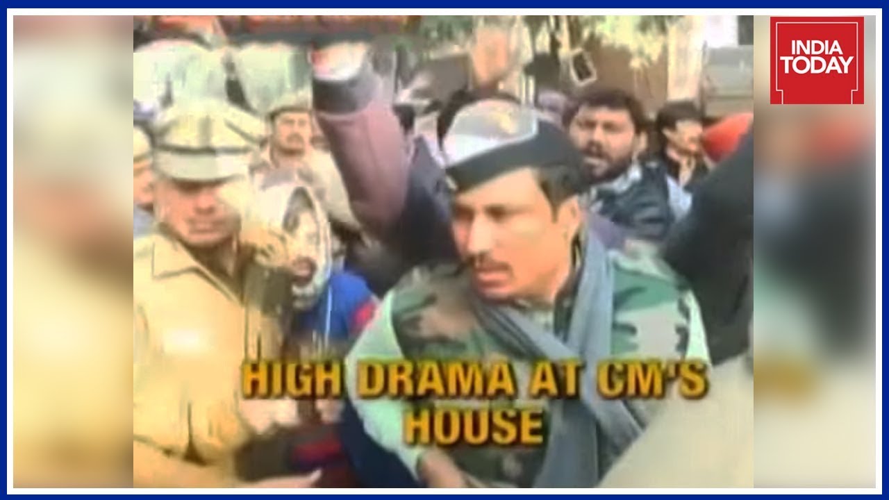 AAP-BJP Workers Face-off Outside Delhi CM Kejriwal's Residence Over Sealing Drive