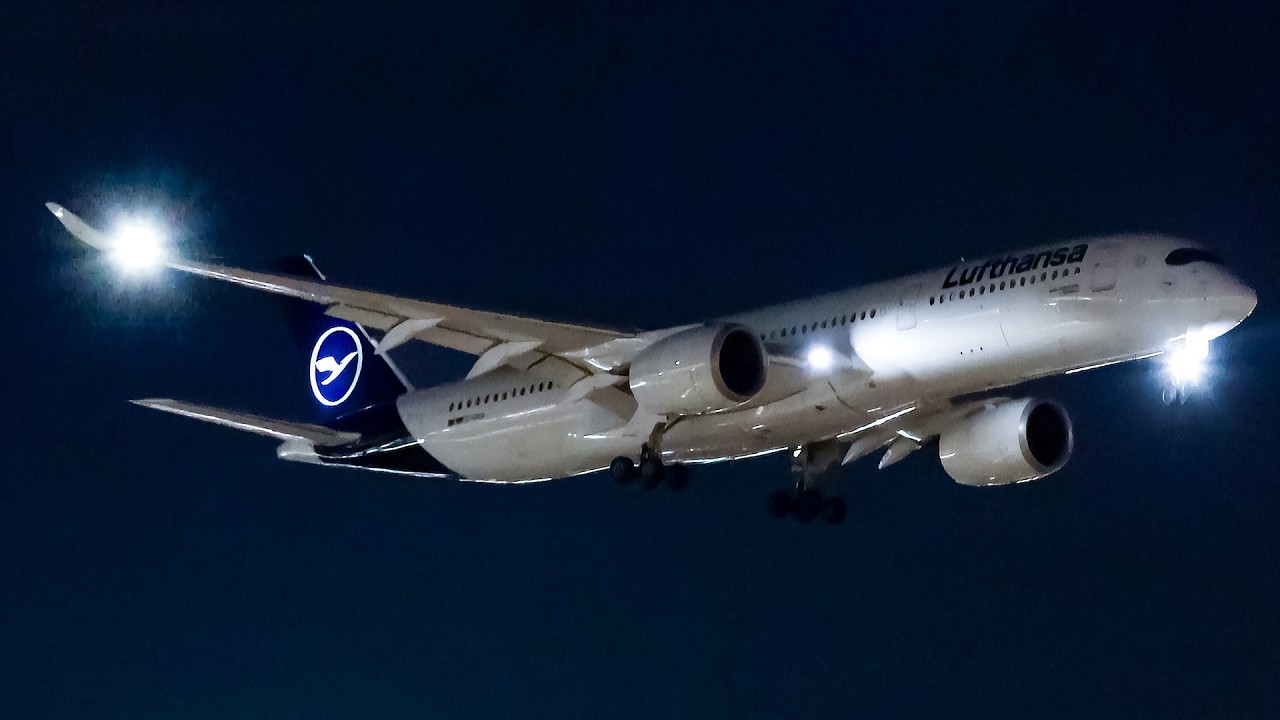 (4k) Stunning Nighttime Plane Spotting at Newark Liberty | B787 B767 B757 A350
