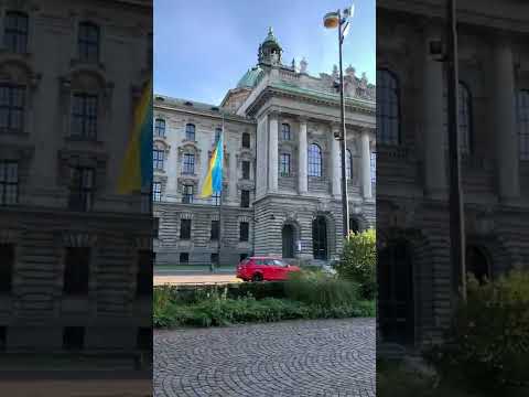 Гордый Украинец в Германии увидел свой флаг. Огромное Украинское знамя в центре Германии #shorts