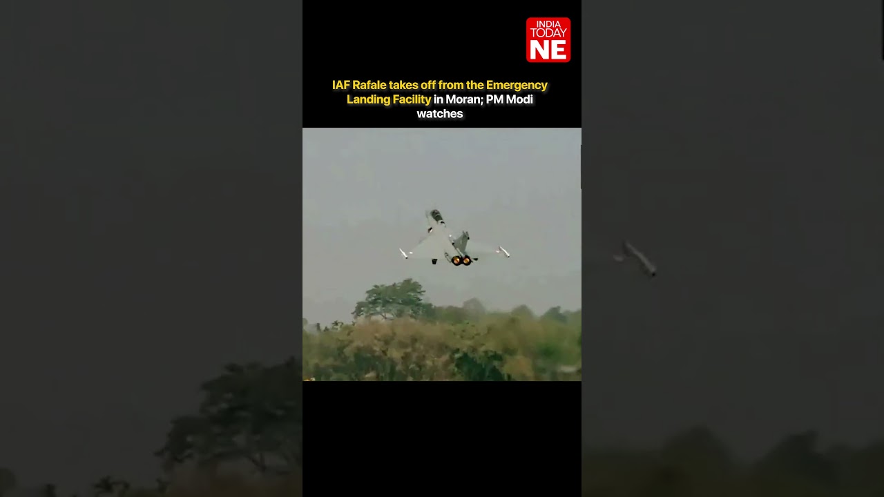 Истребитель Rafale ВВС Индии взлетает с аварийной посадочной площадки в Моране; премьер-министр М...