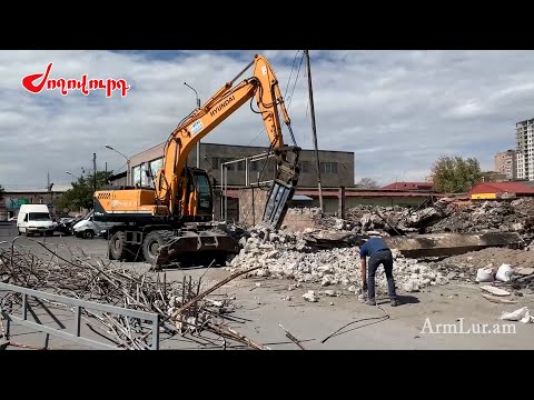 Ինչպես են մաքրում օրեր առաջ «Սուրմալու»-ում փլուզված պատը