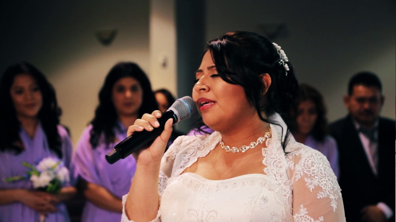 La esposa le canta a su esposo en la boda, aunque no te conocía La esposa le canta a su esposo en la boda, aunque no te conocía