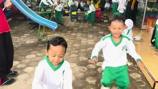 Diskusi 3 - lomba mengambil bola sesuai kotak warna yang tersedia - Siti shofiatun - 860154204