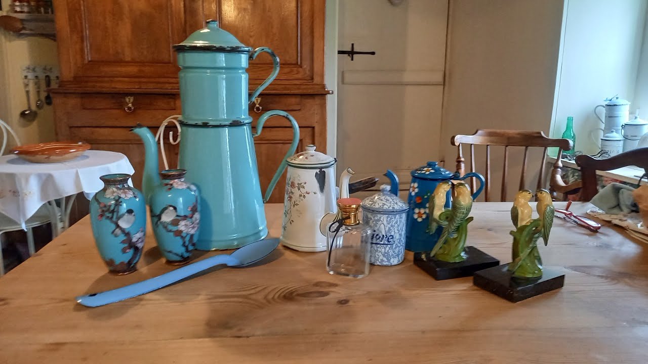 A look at vintage and antique enamelware - YouTube