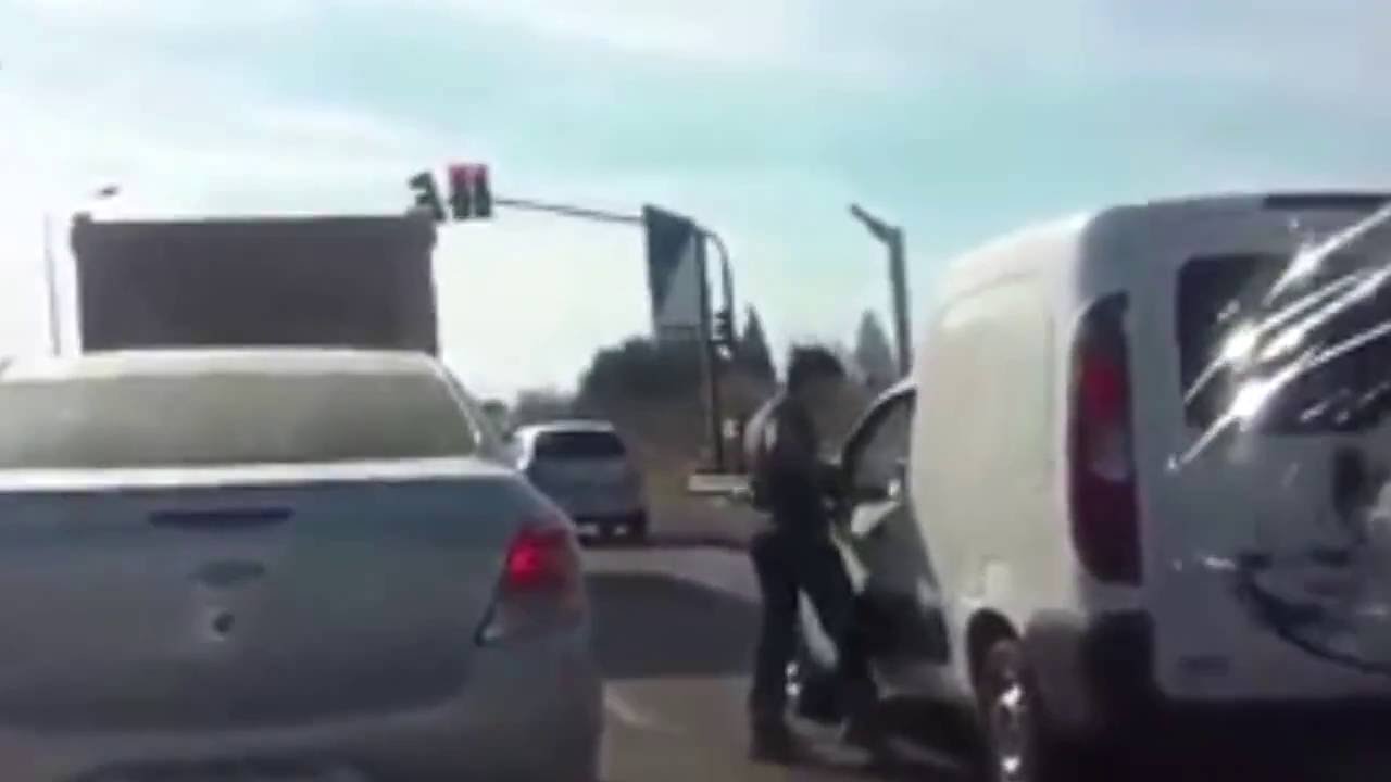 Como en Relatos Salvajes, un conductor se bajó del auto en plena ruta y se peleó con otro