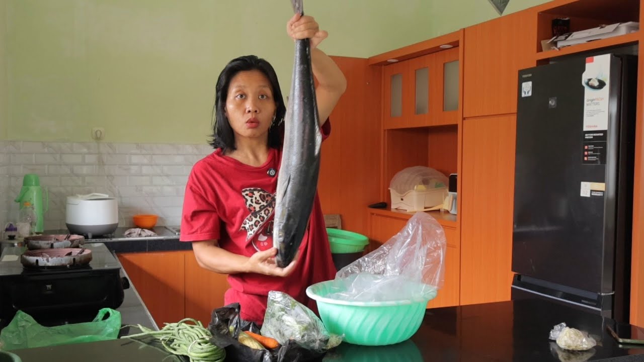Bingung !! Olah ikan segede ini sampe kamera nyungsep 