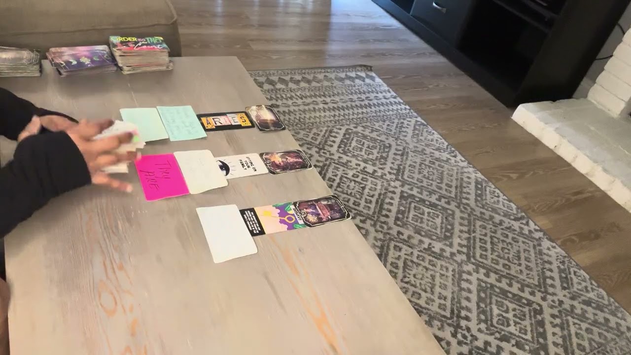 Они используют старый (закрытый) счет — управляющий банком позволяет людям снимать деньги.