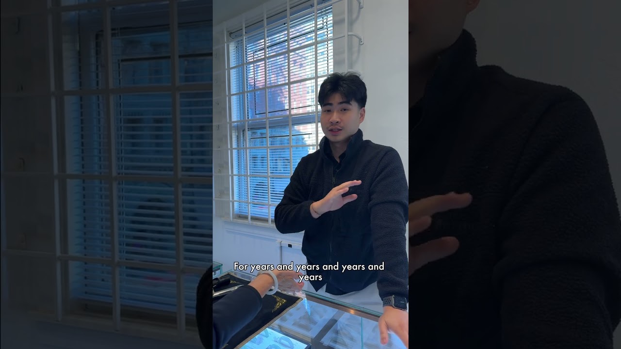 Снимаю нефритовый браслет, который носил более 50 лет.