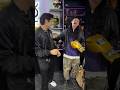 Oliver Tree firma los guantes de Aaron Mercury… #olivertree #aaronmercury