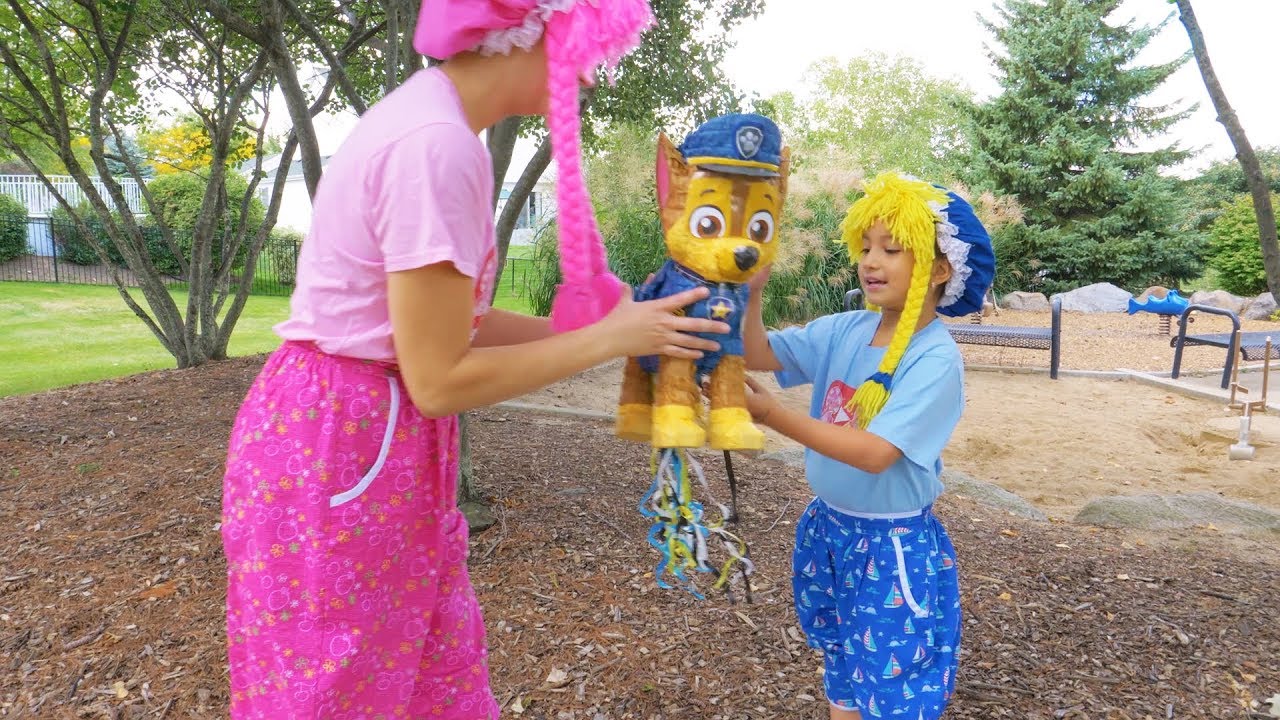 en el Parque corriendo con la Piñata llena de Dulces y Juguetes S3:E163