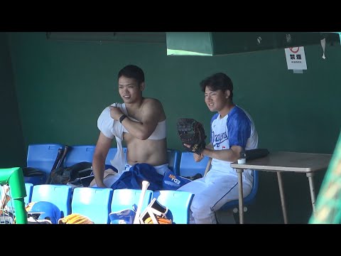 韓国チームの練習中、ベンチでお喋りする同学年の根尾、村松、石橋（2023年10月17日）