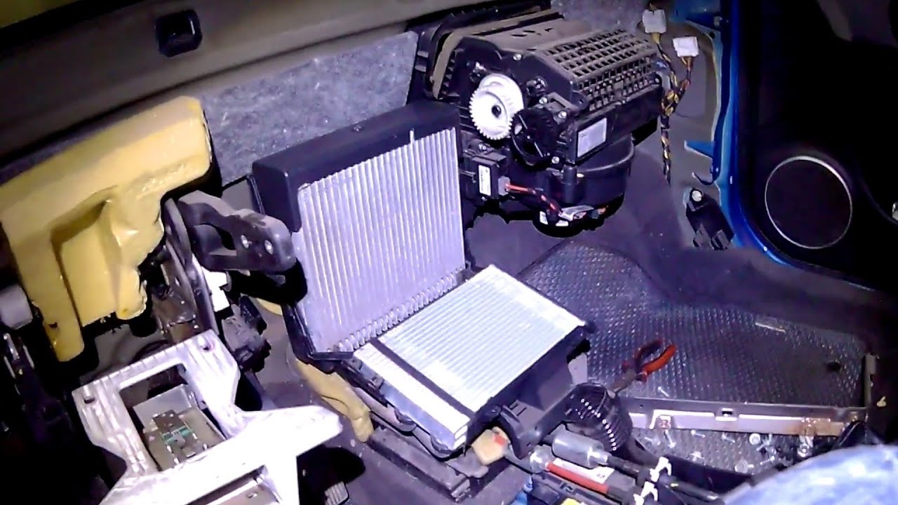 Почему ломаются заслонки печки и положения обдува воздуха. Греет одна ...