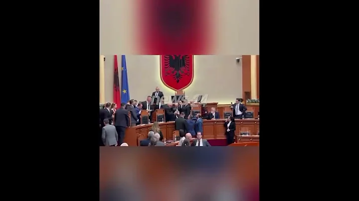 Opozita zuri karriget e ministrave, Garda ngre me zor Balliu, përplasje në Kuvend