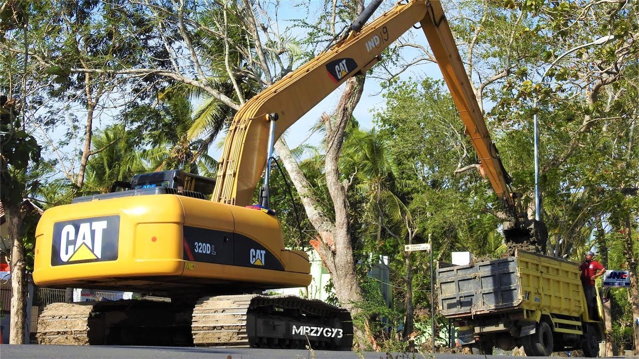 Long Reach Excavator CAT 320D L Digging Mud From The Canal - YouTube