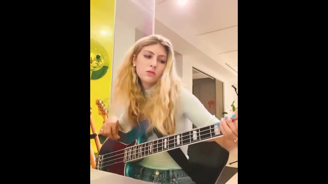 Solo bass |Bunny is a Rider bass cover| Blu Detiger|Caroline polachek|Music Dose 