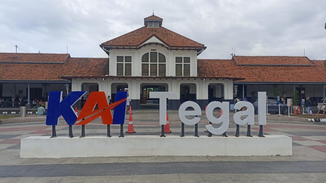 TOP‼️KERETA API PANJANG MELINTASI KAWASAN STASIUN SLAWI & TEGAL