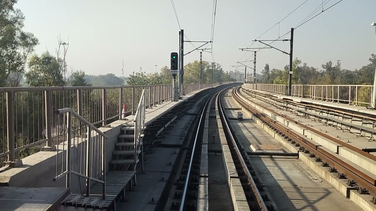 LOCO PILOT ko metro chalate time kya dikhta hai #trending #metro #vlog #viralshort #ytstudioes 