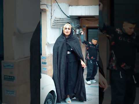 زنشو داره وسط خیابون میزنه مردم ریختن سر شوهرش تا میخورد کتکش زدن چقدر فردین زیاد شده