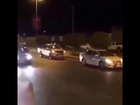 دورية شرطة سعودية تتفاعل مع زفة عريس وتبارك له  دورية شرطة سعودية تتفاعل مع زفة عريس وتبارك له