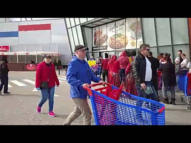 VIDEO FOTO - Sibienii au luat cu asalt magazinele și își fac provizii. Cumpără orice și stau la cozi 7 video